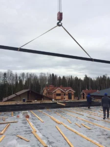 На кровле установили металлические балки